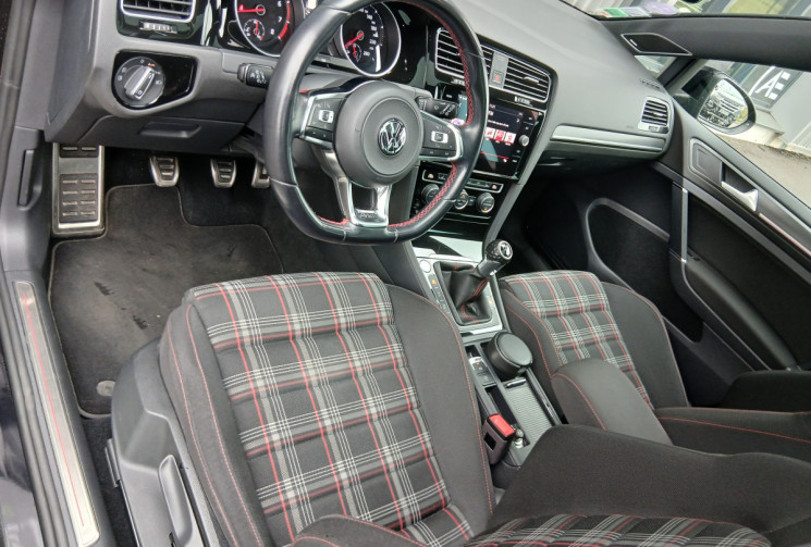 Volkswagen Golf GTI    2.0 TFSi  230 cv