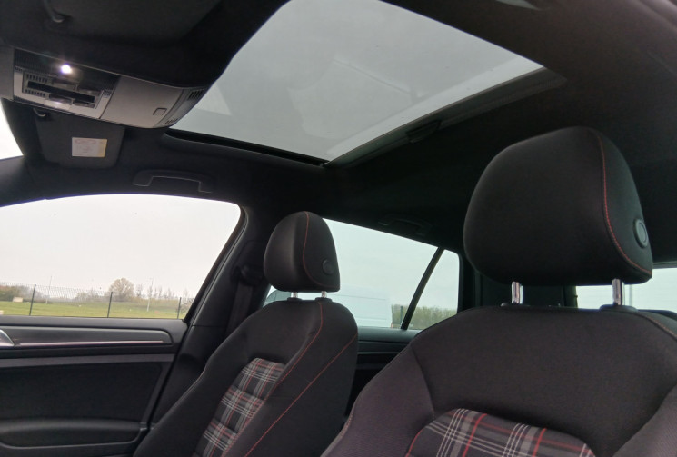 Volkswagen Golf GTI    2.0 TFSi  230 cv