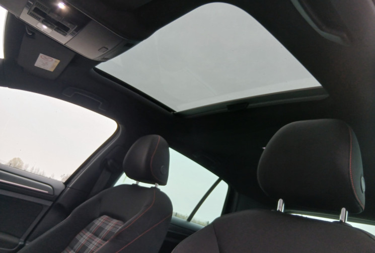 Volkswagen Golf GTI    2.0 TFSi  230 cv