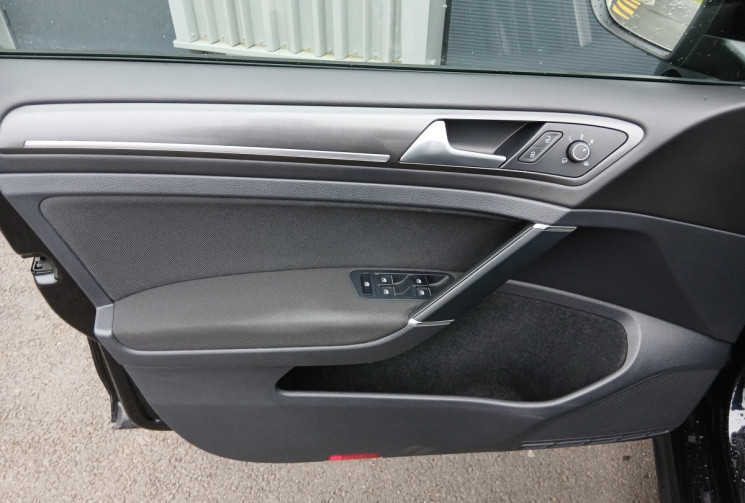 Volkswagen Golf GTI    2.0 TFSi  230 cv