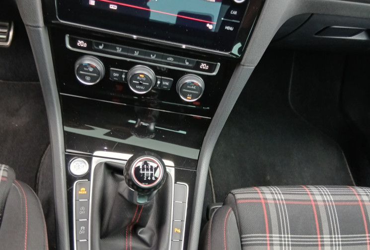 Volkswagen Golf GTI    2.0 TFSi  230 cv