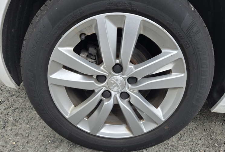 Peugeot 308 308 1.5 Blue HDI 130 Active Pack * CARPLAY * RADAR DE RECUL * FEUX AUTO *