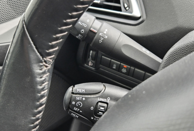 Peugeot 308 308 1.5 Blue HDI 130 Active Pack * CARPLAY * RADAR DE RECUL * FEUX AUTO *