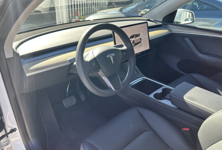 Tesla Model Y (2) 295 Ch AUTONOMIE STANDARD RWD 62.5 KWH * 1ER MAIN * FAIBLE KILOMETRE 