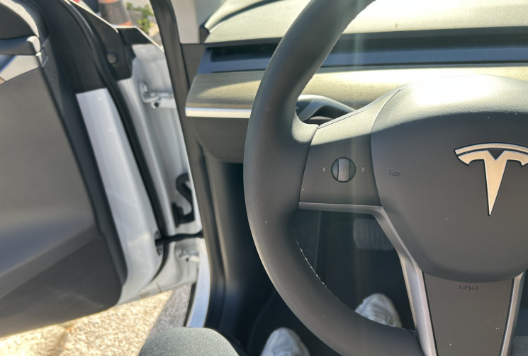 Tesla Model Y (2) 295 Ch AUTONOMIE STANDARD RWD 62.5 KWH * 1ER MAIN * FAIBLE KILOMETRE 