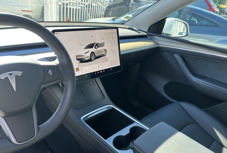 Tesla Model Y (2) 295 Ch AUTONOMIE STANDARD RWD 62.5 KWH * 1ER MAIN * FAIBLE KILOMETRE 