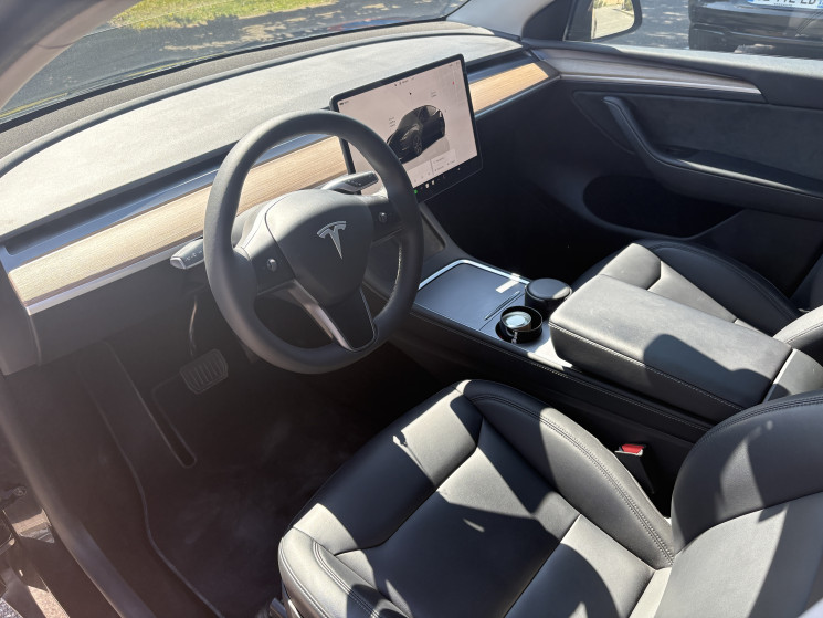 Tesla Model Y Standard RWD 299 ch / HomeLink