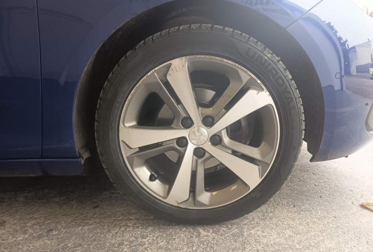 Peugeot 308 1.5 b-HDi 130 TECH EDITION ENTRETIEN CONCESSION REGULIER ET A JOUR  GARANTIE 6 MOIS