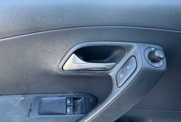 Volkswagen Polo 5 portes 1.2 i 12V 70CH SPORTLINE / 2EME MAIN / ORIGINE FRANCE / VÉHICULE SUIVI