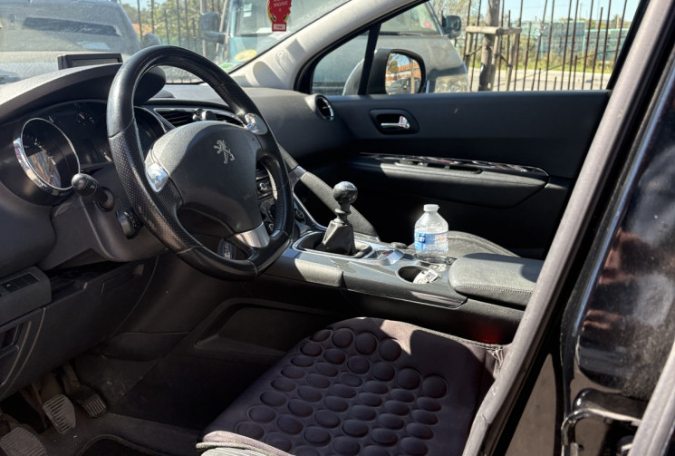 Peugeot 3008 1.6 HDI 115cv Premium / Cuir chauffant Élec / GPS / Caméra / Toit pano / Attelage 