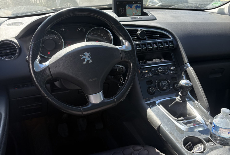 Peugeot 3008 1.6 HDI 115cv Premium / Cuir chauffant Élec / GPS / Caméra / Toit pano / Attelage 