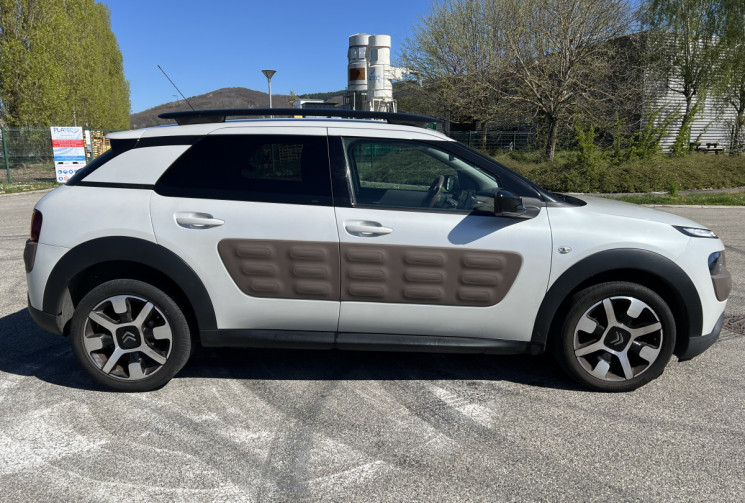 Citroën C4 CACTUS 1.2 PureTech 110 Shine Edition / Distribution à jour