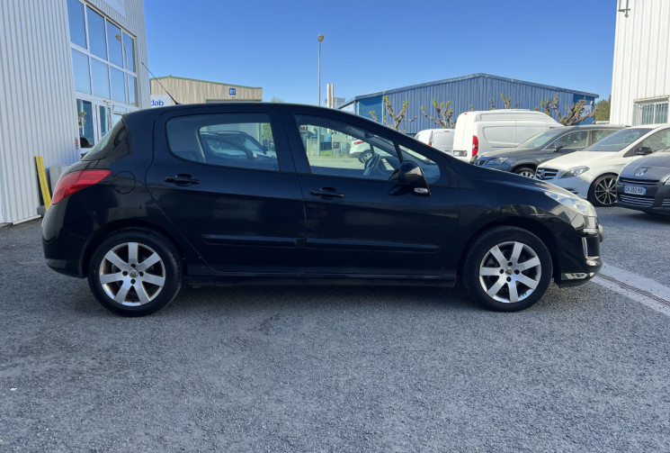 Peugeot 308 1.6 HDi Blue Lion * Premium Pack * 110 CV * Toit Pano * Radars de recul * 5p