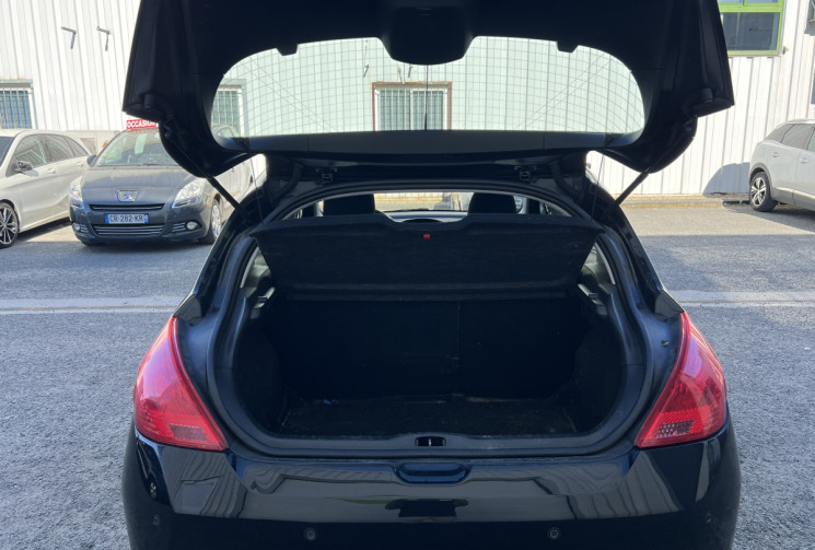 Peugeot 308 1.6 HDi Blue Lion * Premium Pack * 110 CV * Toit Pano * Radars de recul * 5p