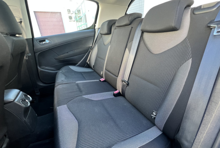 Peugeot 308 1.6 HDi Blue Lion * Premium Pack * 110 CV * Toit Pano * Radars de recul * 5p