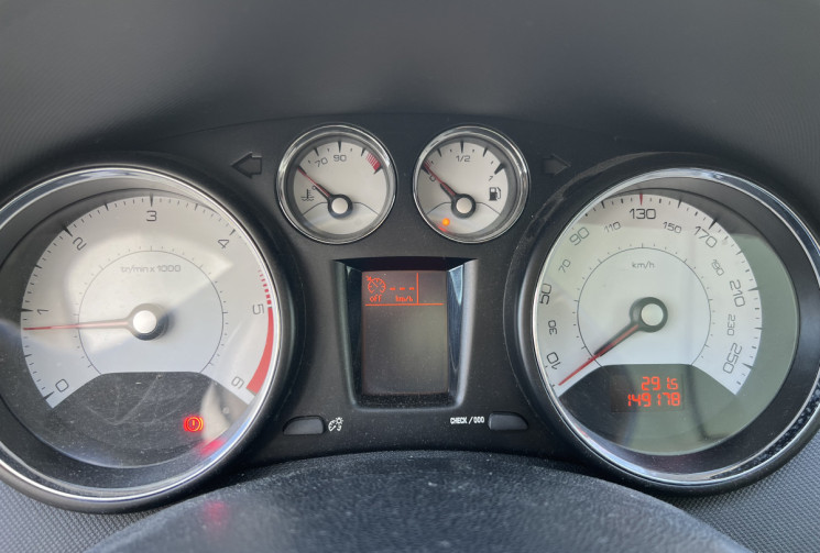 Peugeot 308 1.6 HDi Blue Lion * Premium Pack * 110 CV * Toit Pano * Radars de recul * 5p