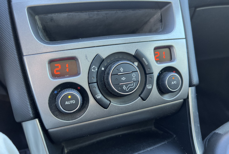 Peugeot 308 1.6 HDi Blue Lion * Premium Pack * 110 CV * Toit Pano * Radars de recul * 5p