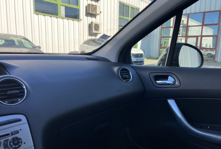 Peugeot 308 1.6 HDi Blue Lion * Premium Pack * 110 CV * Toit Pano * Radars de recul * 5p