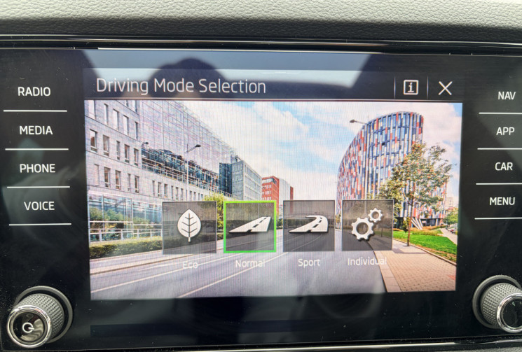 Skoda Karoq 1.5 TSI 150 ch Sportline*Garantie 03/2028 Virtual Cockpit*Attel.Elec*Hayon Elec*