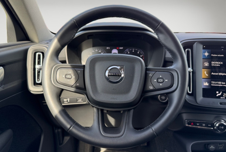 Volvo XC40 T2 129Ch Momentum Essentiel BVM6 / entretien constructeur / crochet d'attelage électrique