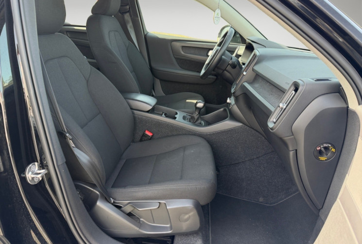 Volvo XC40 T2 129Ch Momentum Essentiel BVM6 / entretien constructeur / crochet d'attelage électrique