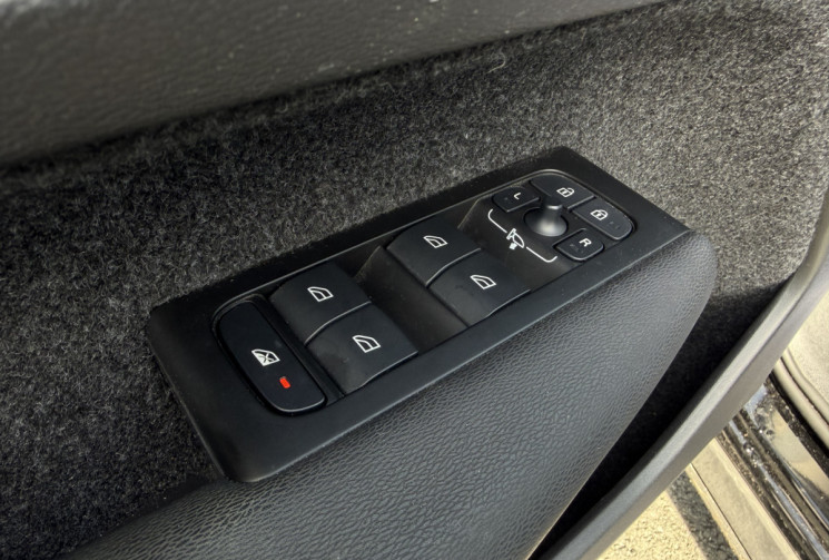 Volvo XC40 T2 129Ch Momentum Essentiel BVM6 / entretien constructeur / crochet d'attelage électrique