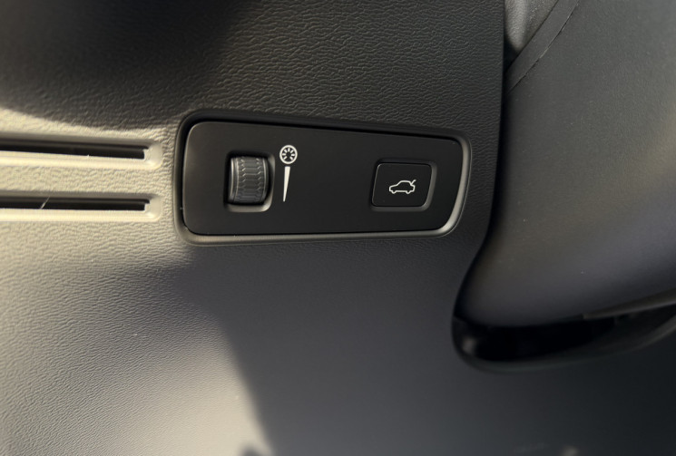 Volvo XC40 T2 129Ch Momentum Essentiel BVM6 / entretien constructeur / crochet d'attelage électrique