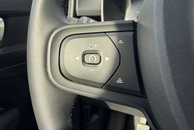 Volvo XC40 T2 129Ch Momentum Essentiel BVM6 / entretien constructeur / crochet d'attelage électrique