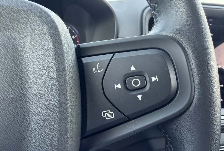 Volvo XC40 T2 129Ch Momentum Essentiel BVM6 / entretien constructeur / crochet d'attelage électrique