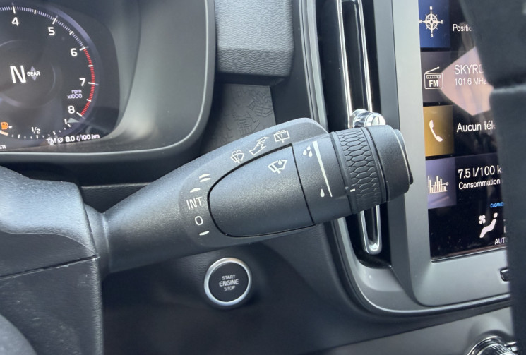 Volvo XC40 T2 129Ch Momentum Essentiel BVM6 / entretien constructeur / crochet d'attelage électrique