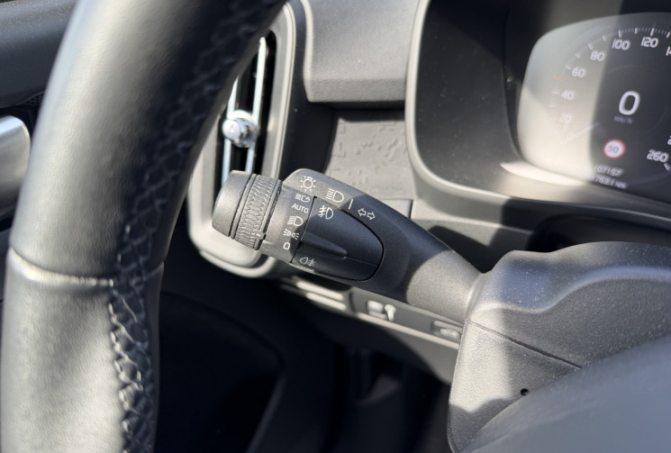 Volvo XC40 T2 129Ch Momentum Essentiel BVM6 / entretien constructeur / crochet d'attelage électrique