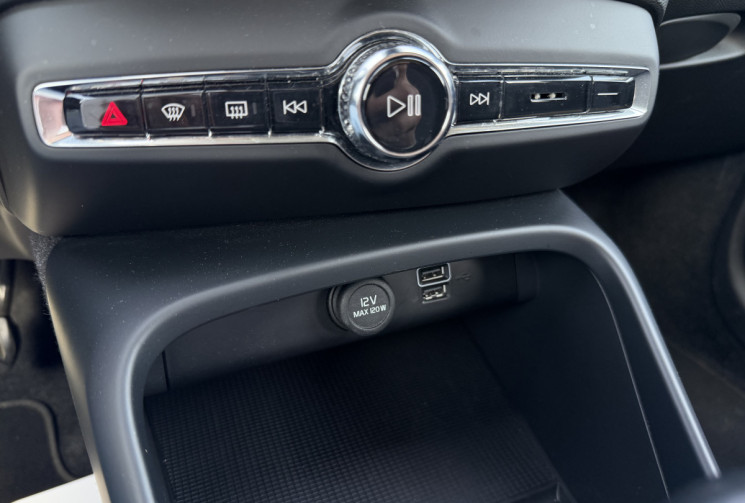 Volvo XC40 T2 129Ch Momentum Essentiel BVM6 / entretien constructeur / crochet d'attelage électrique