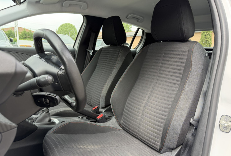 Peugeot 208 1.2 PureTech 100ch S&S Active Business / Entretien Peugeot / Kit distrib fait fin 2025