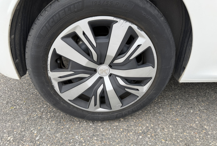 Peugeot 208 1.2 PureTech 100 ch S&S Active Business / Entretien Peugeot / Kit distrib fait fin 2025