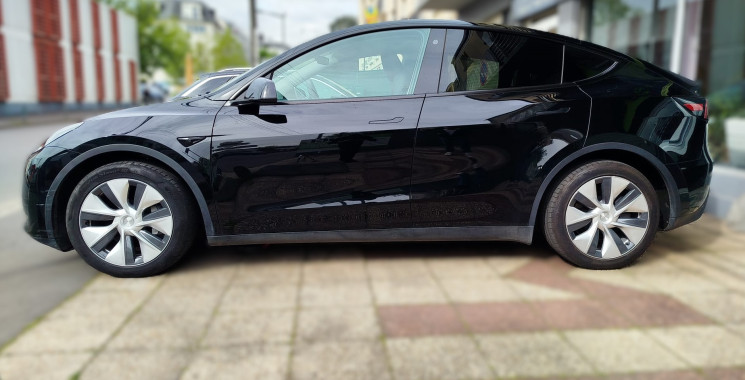 Tesla Model Y PROPULSION // STANDARD RANGE 