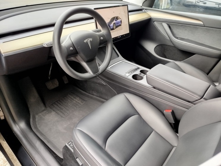 Tesla Model Y PROPULSION // STANDARD RANGE 