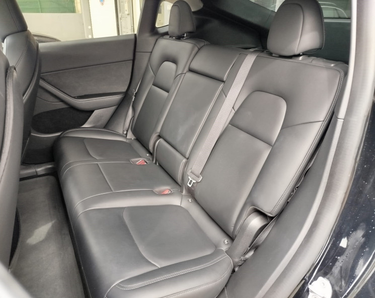 Tesla Model Y PROPULSION // STANDARD RANGE 