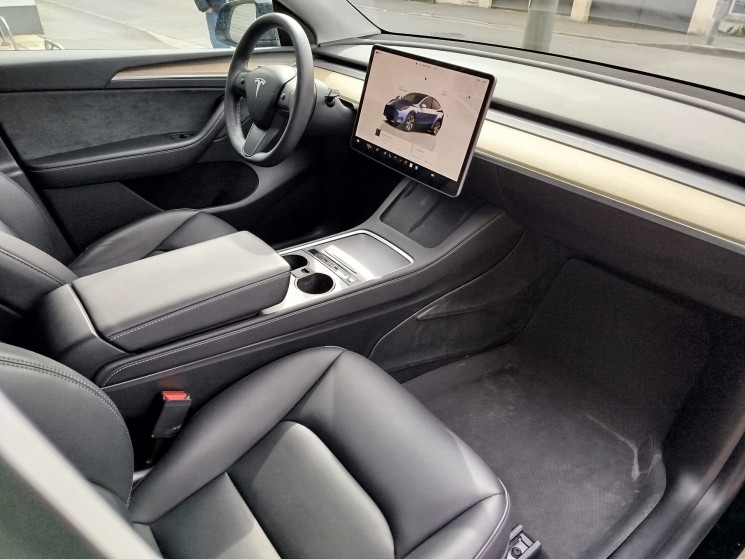 Tesla Model Y PROPULSION // STANDARD RANGE 