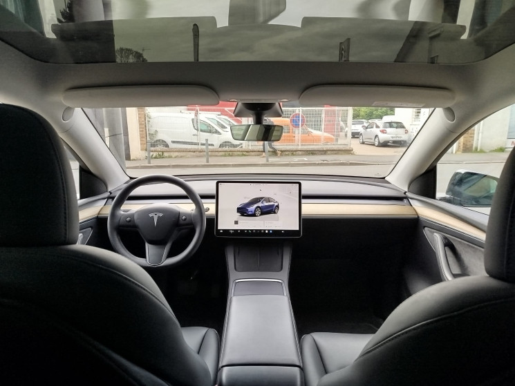 Tesla Model Y PROPULSION // STANDARD RANGE 