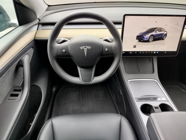 Tesla Model Y PROPULSION // STANDARD RANGE 