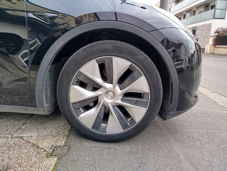 Tesla Model Y PROPULSION // STANDARD RANGE 