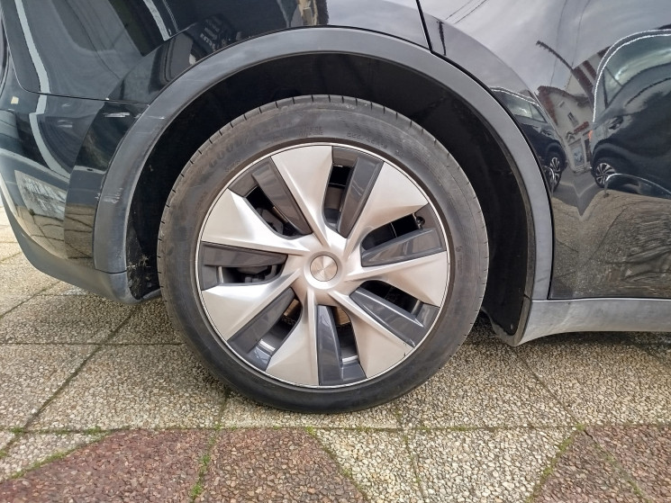 Tesla Model Y PROPULSION // STANDARD RANGE 