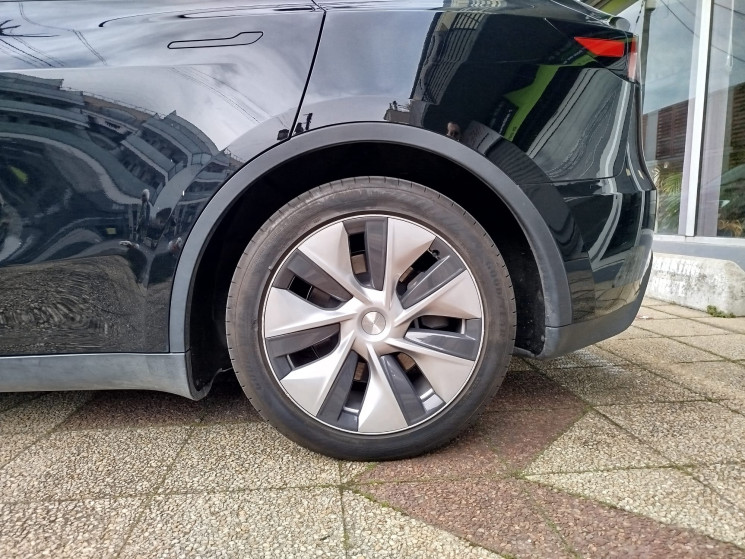 Tesla Model Y PROPULSION // STANDARD RANGE 