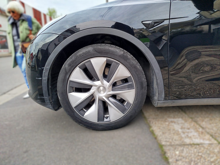 Tesla Model Y PROPULSION // STANDARD RANGE 