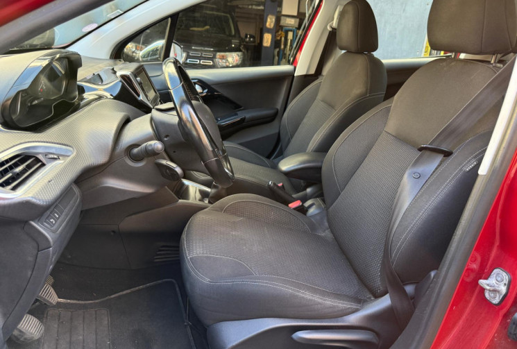 Peugeot 208 DISTRIBUTION NEUVE / CARPLAY / ORIGINE FRANCE 3ème MAIN