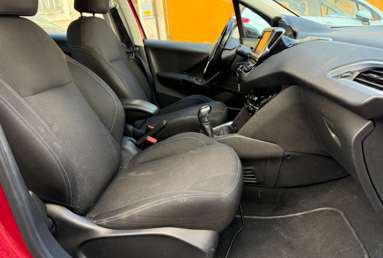 Peugeot 208 DISTRIBUTION NEUVE / CARPLAY / ORIGINE FRANCE 3ème MAIN