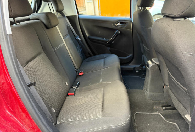Peugeot 208 Phase 2 5 Portes 1.2 VTi 12V 82 cv /DISTRIBUTION NEUVE / Origine France 3em main / 