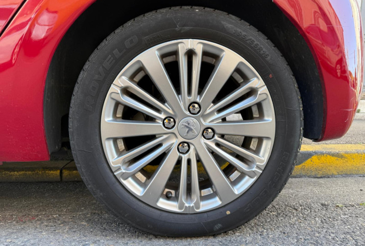 Peugeot 208 Phase 2 5 Portes 1.2 VTi 12V 82 cv /DISTRIBUTION NEUVE / Origine France 3em main / 