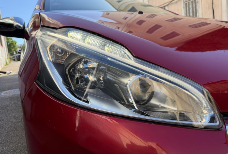 Peugeot 208 Phase 2 5 Portes 1.2 VTi 12V 82 cv /DISTRIBUTION NEUVE / Origine France 3em main / 