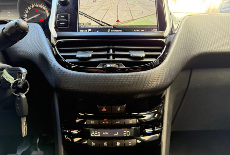 Peugeot 208 Phase 2 5 Portes 1.2 VTi 12V 82 cv /DISTRIBUTION NEUVE / Origine France 3em main / 